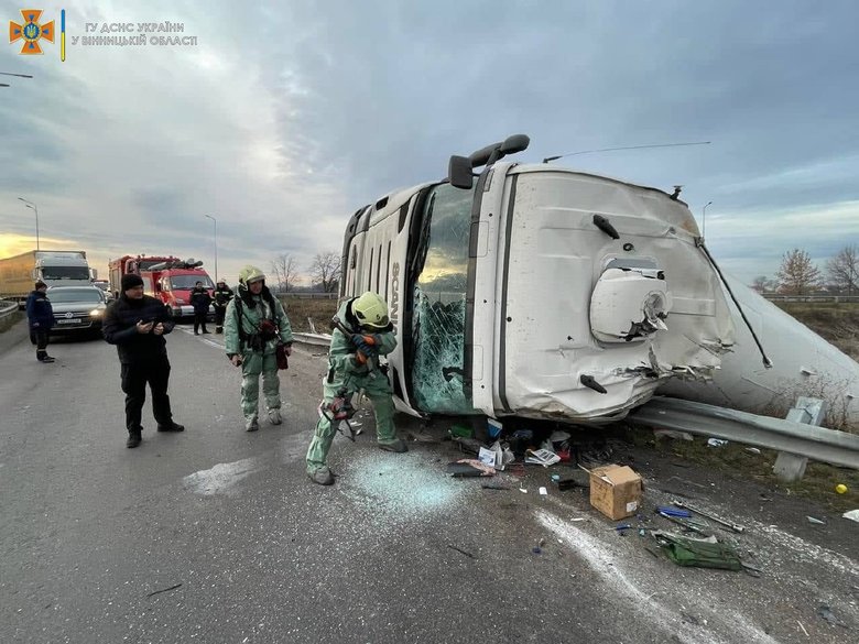 Автоцистерна з аміаком перекинулася поблизу Вінниці, - ДСНС 03