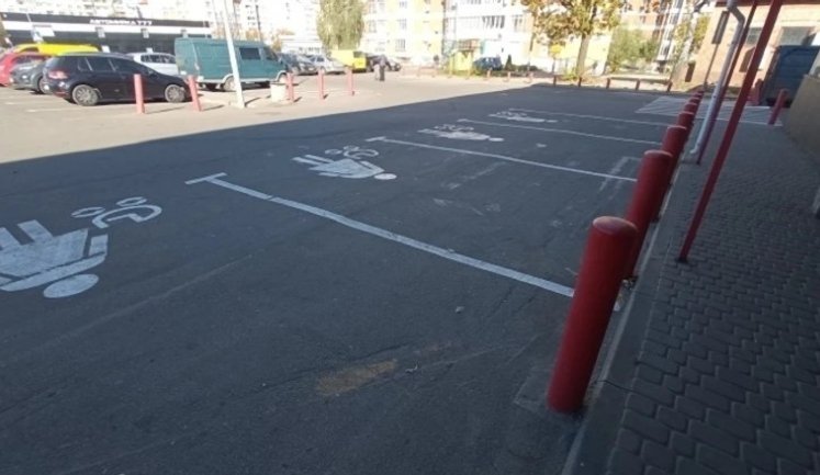 Рада зобов’язала власників паркувальних майданчиків виділити окремі місця для авто з дітьми