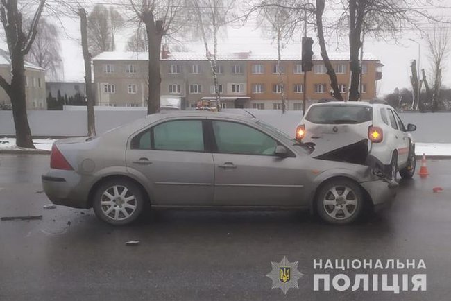 Автомобиль с вакцинами от COVID-19 попал в ДТП в Тернополе 03