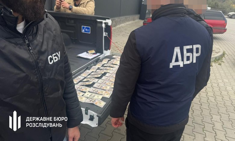 ДБР затримало прикордонника на Закарпатті під час отримання $4 тис. хабаря