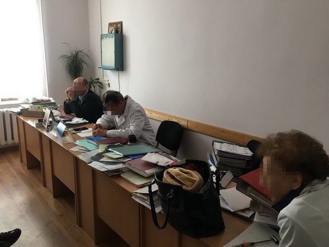 Двох співробітників Львівського обласного центру медико-соціальної експертизи затримали під час одержання 50 тис. грн хабара, - СБУ 01