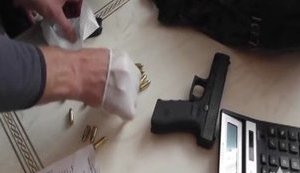 Боевой пистолет "Глок" и 51 патрон к нему изъяли полицейские у мужчины в Киеве. ВИДЕО