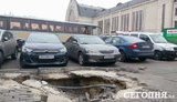 Величезну яму біля залізничного вокзалу в Києві поспіхом засипали після резонансу в ЗМІ. ФОТО