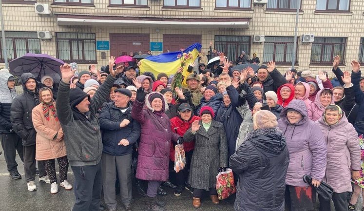 Жители Иванкова на Киевщине радуются освобождение от оккупантов. ФОТО