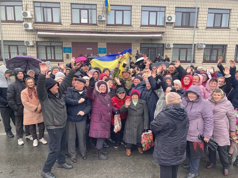 Жители Иванкова на Киевщине радуются освобождение от оккупантов 01