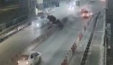 Пассажир автомобиля ВАЗ вылетел из салона во время ДТП на мосту Патона в Киеве и остался жив. Пьяный водитель сбежал. ВИДЕО камер наблюдения
