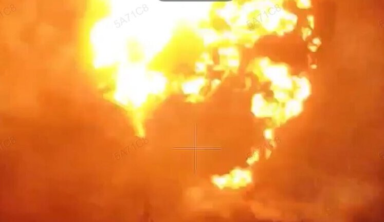 Двоє окупантів зникають у вогні після прильоту у Торецьку. ВIДЕО