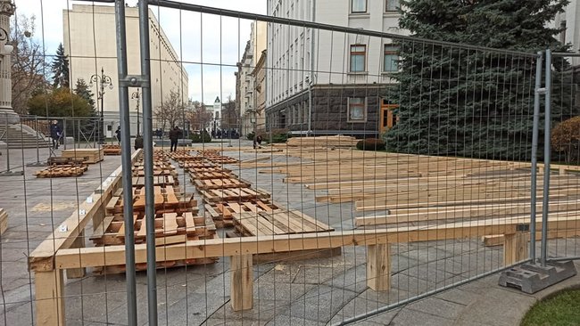 Под Офисом Президента монтируют каток 01