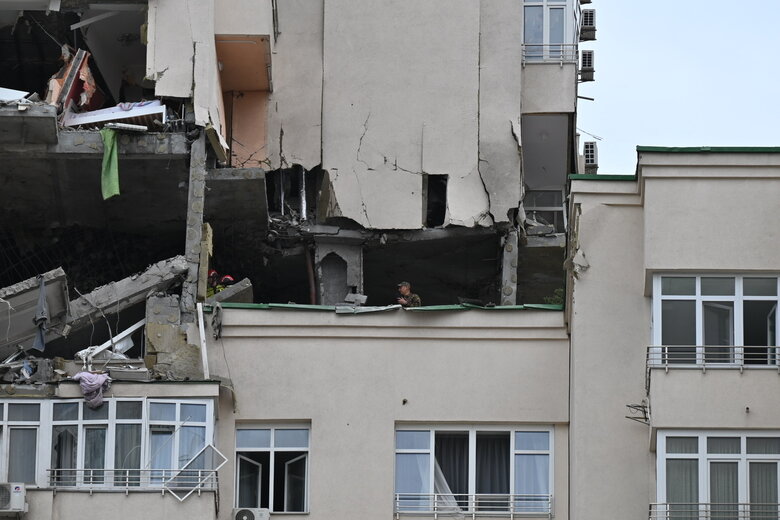 Последствия падения обломков вражеской ракеты на многоэтажку в Соломенском районе Киева 01