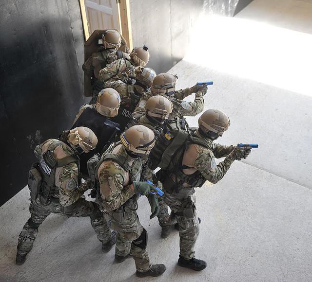 Відкрито шут-хаус для відпрацювання спецпризначенцями прийомів зі звільнення приміщень від озброєних злочинців 07