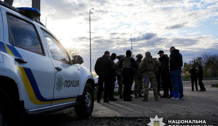 Чоловік відкрив стрілянину з автомата по військових та поліцейському на Рівненщині: його розшукують. ФОТОрепортаж