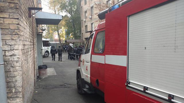 Поліцейські охороняють залу Святошинського райсуду: прихильники Коханівського залишаються в забарикадованому приміщенні 04