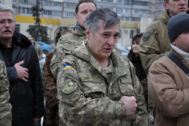 Учасники АТО та мешканці Києва поклали на Троєщині квіти до памятника Воїну-добровольцю 09