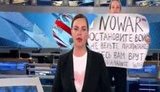 "Остановите войну! Здесь вам врут!" - активістка з плакатом проникла в студію кремлівських пропагандистів під час прямого ефіру. ВIДЕО