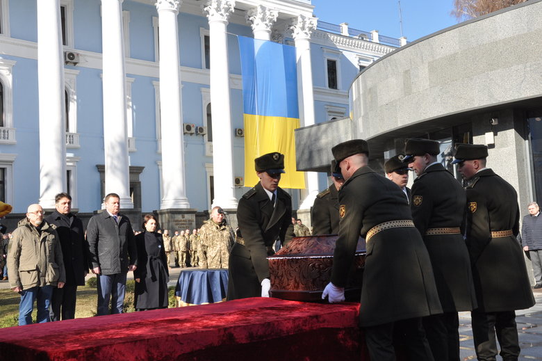В Києві попрощалися із загиблим внаслідок російського обстрілу розвідником 30-ї ОМБр Антоном Сидоровим 15