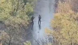 боец ДРГ расстреливает оккупанта