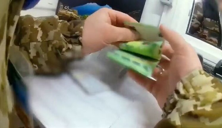 План з двома дружинами не спрацював: на Львівщині прикордонники викрили чоловіків на спробі підкупу. ВІДЕО+ФОТОрепортаж