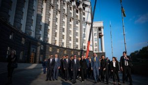 Дипломатам показали наслідки удару РФ по будівлі Кабміну. ФОТОрепортаж