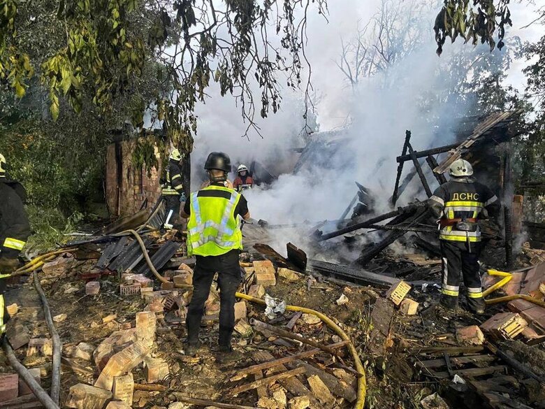 Наслідки атаки РФ на Київщину: Постраждали 3 особи, понад 6 будинків пошкоджено через падіння уламків 06