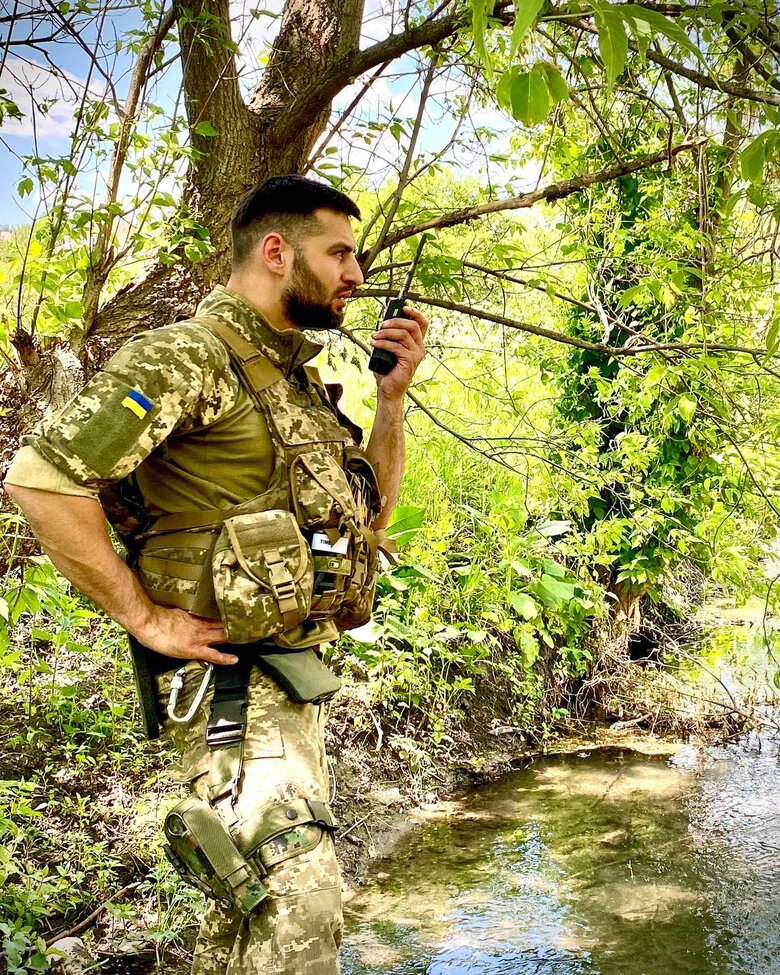 Позивний Армані: Ми у Бахмуті бачили, як вночі діти гріються біля діжок з вогнищем та з батьками готують їжу. Там реально картина, як із якогось фільму жахів 01