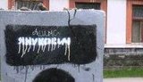 В Чернигове разрушили памятник Ленину и написали на постаменте "Янукович". ФОТОрепортаж