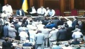 Депутаты без обсуждения проголосовали за языковой закон. В зале драка. + ВИДЕО.