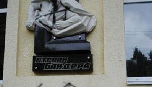 На Львовщине Бандеру разрисовали фашистской свастикой. ФОТО