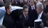 Французы забросали своего президента яйцами. Саркози более часа прятался в баре. + ВИДЕО.