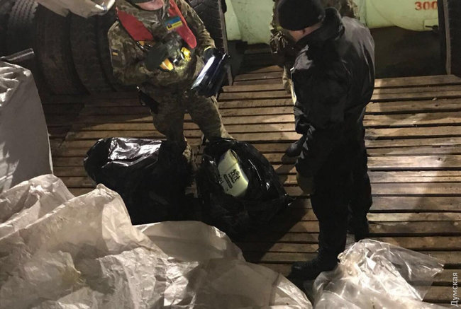 Український бойовий корабель затримав російське контрабандне судно з Абхазії 01