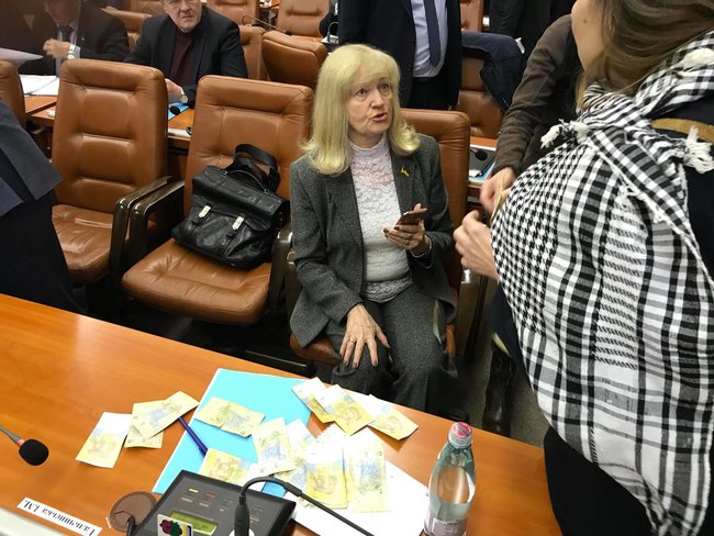 Нужденним треба допомагати: активісти в Запоріжжі закидали гривнями депутата від Опоблоку, яка отримала матдопомогу як малозабезпечена 01