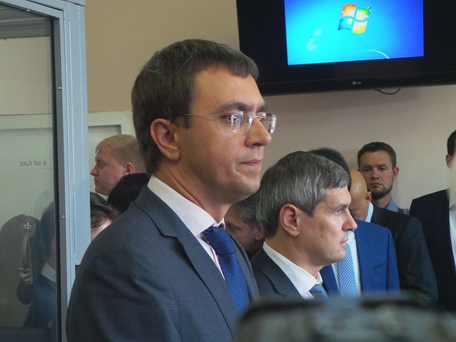 Суд відпустив главу Мінінфраструктури Омеляна на поруки 04