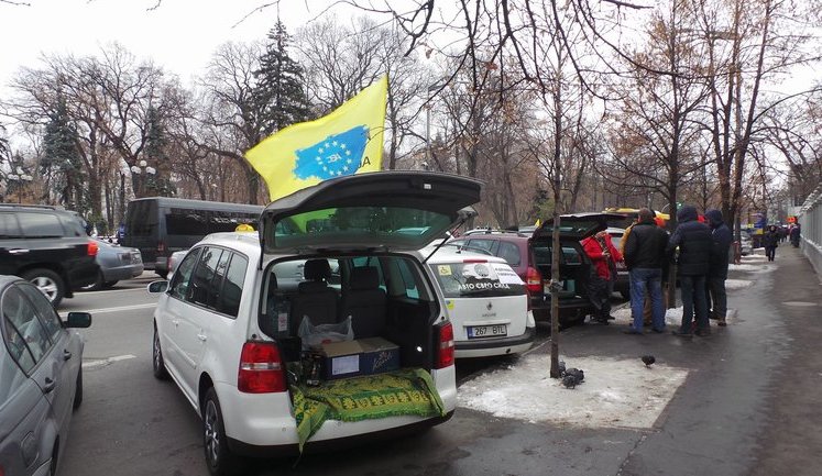 Tea, sweets, foreign-registered cars: protesters outside Rada continue demanding affordable customs clearance for their vehicles. PHOTOS