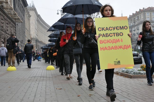 Прогулялися заради свободи: акція, приурочена до Європейського дня боротьби з торгівлею людьми, відбулася в Києві 01