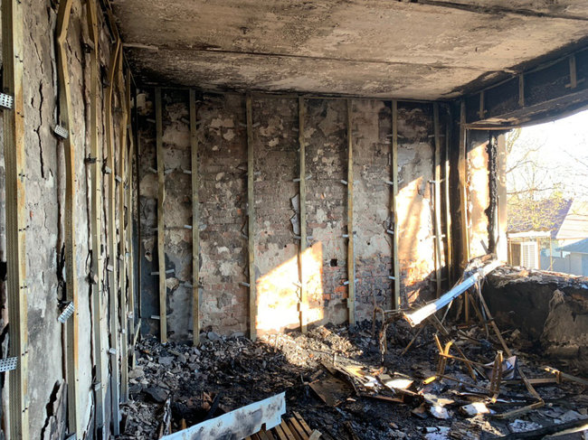 На Дніпропетровщині підпалили офіс однієї з політичних партій 03