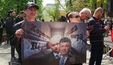 "КОЛЯХОРОШИЙПАРЕНЬ", - під АП відбулася акція за відставку Порошенка через "амністію" екс-міністра екології Злочевського. ФОТОрепортаж