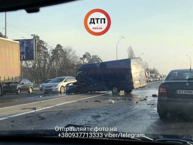 Жуткое ДТП в Киеве: водителя зажало внутри салона, автомобили разбросало на 60 метров друг от друга 04