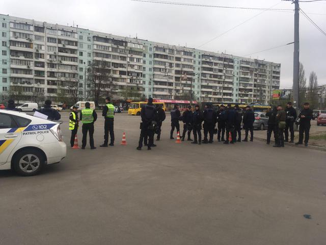 Біля будівлі Оболонського суду, де сьогодні буде винесено вирок торнадівцям, посилено заходи безпеки 01