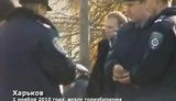 Харьковские милиционеры возле здания горизбиркома &amp;quot;резались&amp;quot; в карты на мешках с бюллетенями... ВИДЕО.
