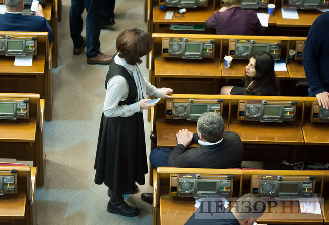 Блокування трибуни й аншлаг біля силовиків: як відбувається позачергове засідання Ради 11