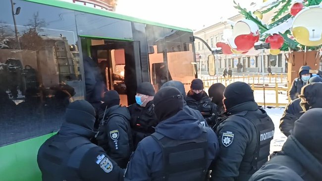 У Києві спробували провести акцію протесту проти насильства з боку правих екстремістів: мітингувальників затримала поліція за порушення локдауну 11