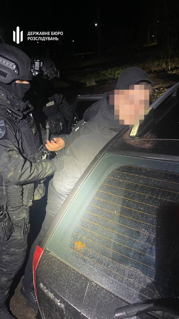 Поліцейські майже рік незаконно вивозили чоловіків за кордон, - ДБР 03