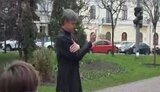 "Я скажу тебе, из какого я патриархата! #б твою мать! " - в Киеве на Подоле нетрезвый священник приставал к женщинам и показывал неприличные жесты прохожим. ВИДЕО