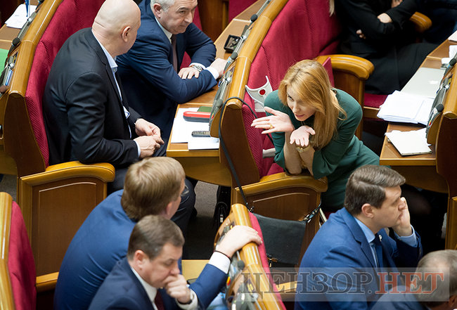 Поцелуй Матиос и Таруты и Ивченко с цепом, - день работы Рады 4 декабря 11