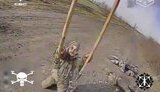 россиянин пытается попасть палками в дрон
