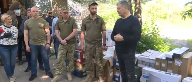 Порошенко передал воинам 10-й ОГШБр комплект видеонаблюдения 03