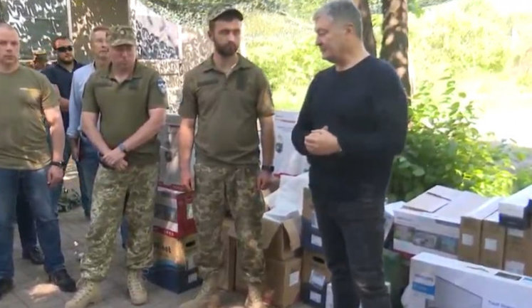 Порошенко передал воинам 10-й ОГШБр комплект видеонаблюдения. ФОТО