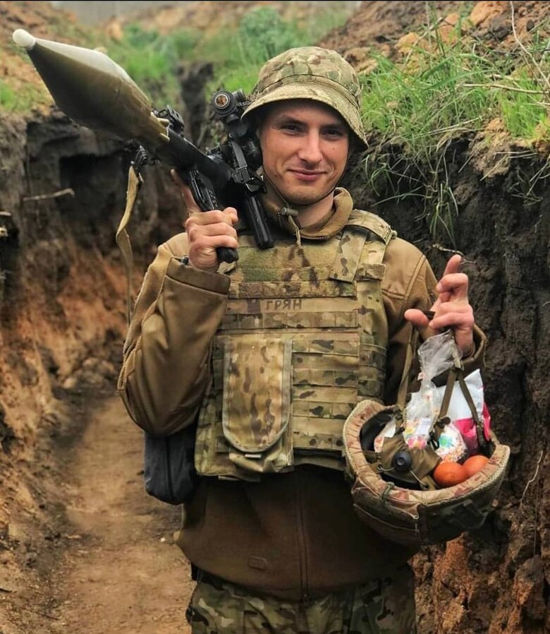 Він міг не поїхати в Маріуполь, та внутрішній моральний компас у нього був настільки сильним, що для нього принципи були важливішими, ніж намір уберегти своє життя, - Дарина Ейсмонт про загиблого на Азовсталі Олександра Гряника 03