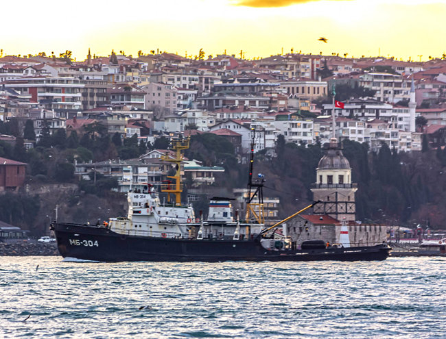 Десантный корабль ВМФ России, у которого на полпути в Сирию отказал двигатель, завели на буксире в Черное море 02 Десантный корабль ВМФ России, у которого на полпути в Сирию отказал двигатель, завели на буксире в Черное море 02