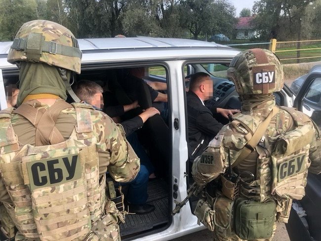 СБУ задержала трех таможенников-взяточников на Львовщине 01