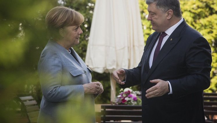 Порошенко після переговорів із Меркель: "Ми обговорили питання продовження санкцій проти Росії". ВIДЕО